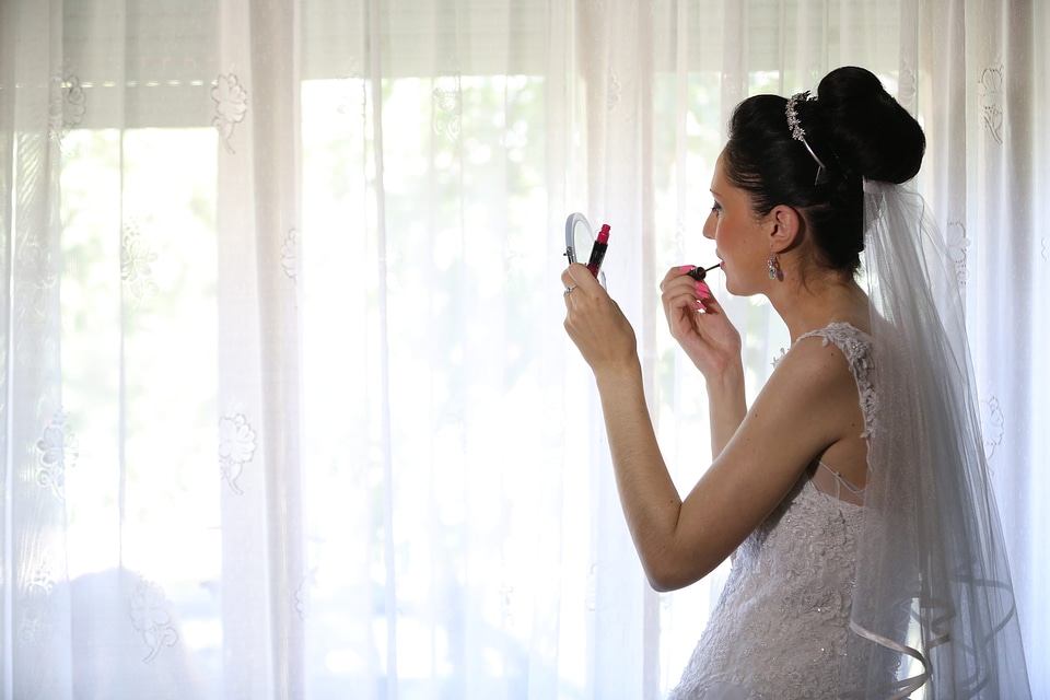 Bride face hairstyle