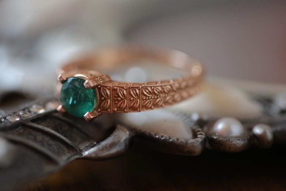 Close-Up gold jewel