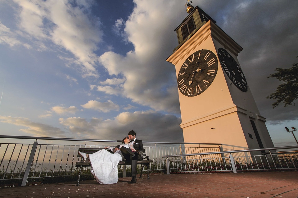 Analog Clock groom kiss