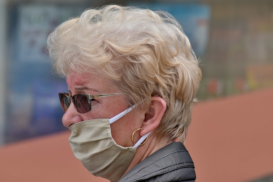 Businesswoman coronavirus face mask