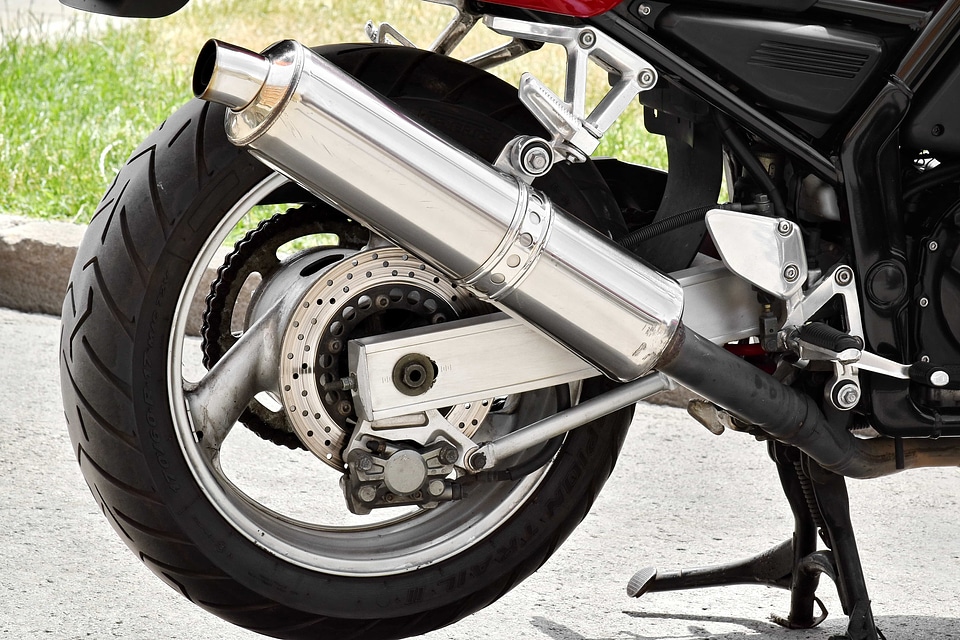 Chain engine exhaust