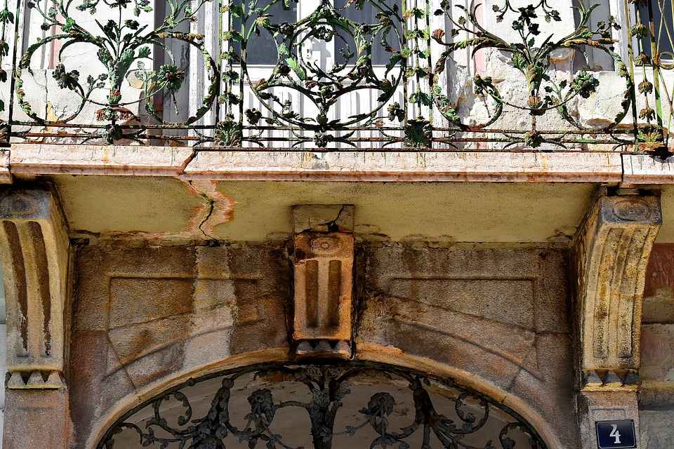 Arch balcony building