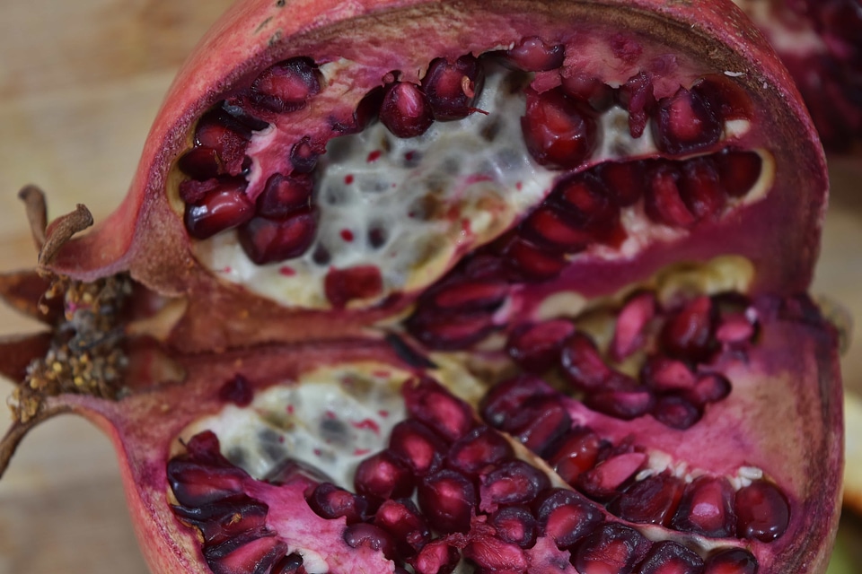 Details pomegranate red