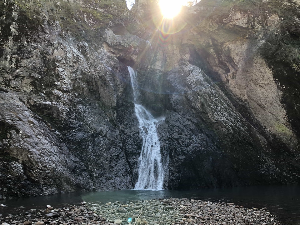 Cliff lake sunrays