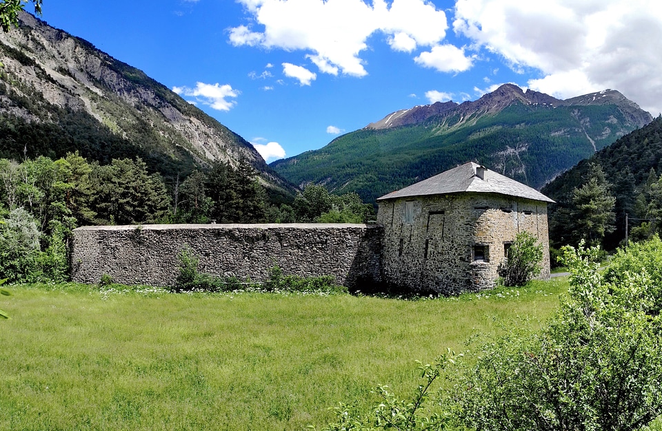 Scenic wall structure