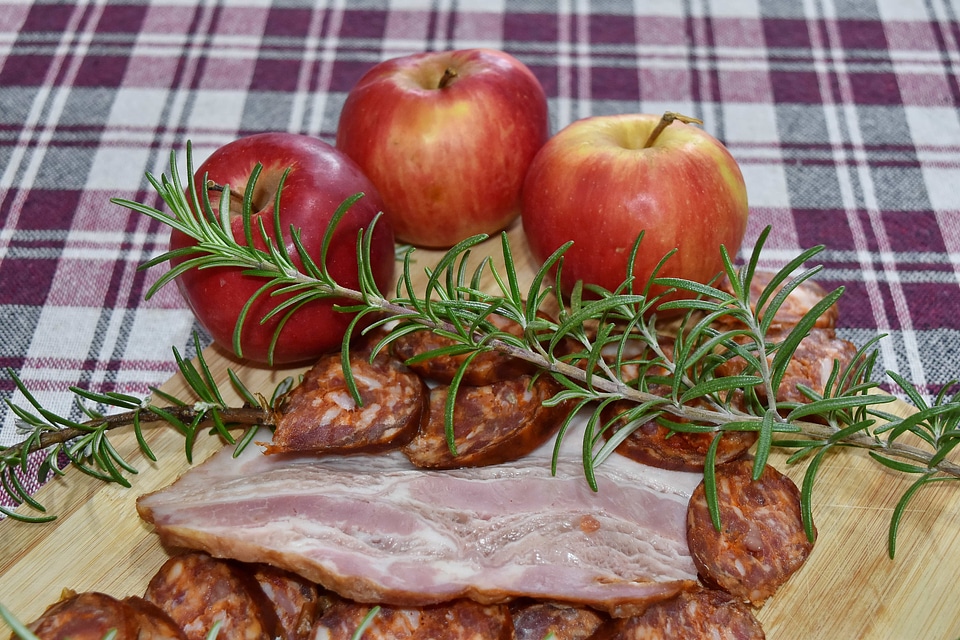 Appetizer apples bacon