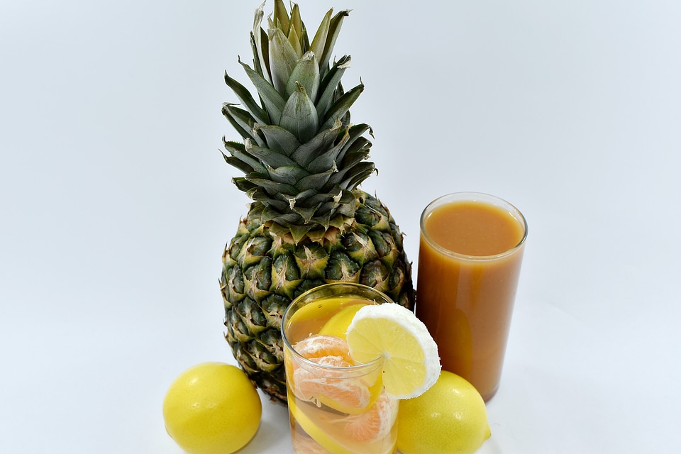 Cocktails lemonade pineapple