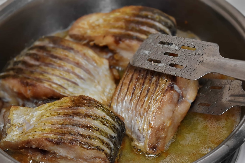 Boiling cutlery mackerel