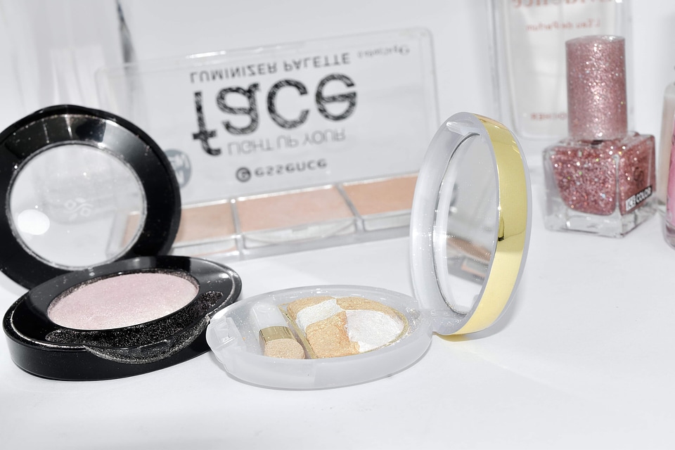 Powder cosmetic makeup