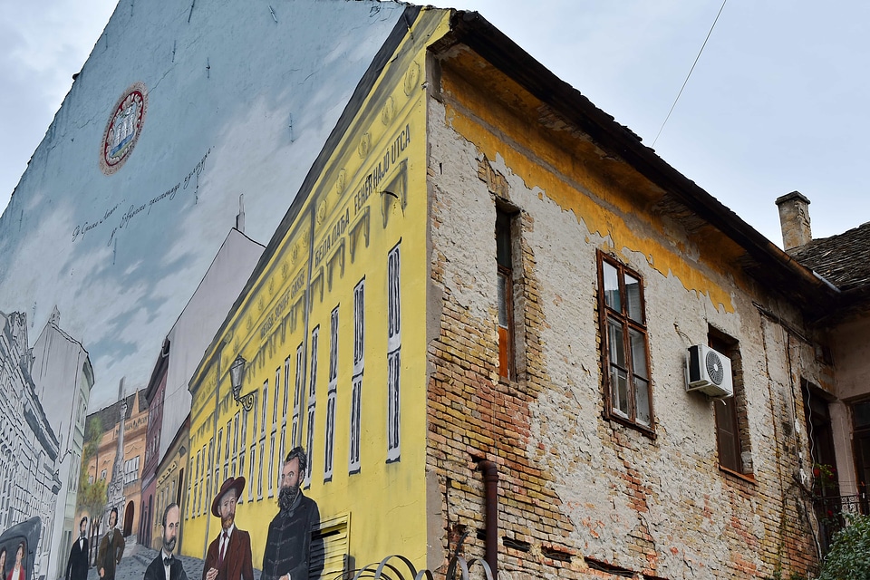 Abandoned facade graffiti