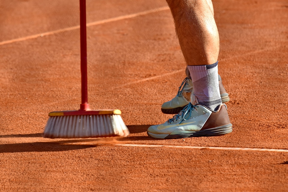 Cleaning dust bowl footwear