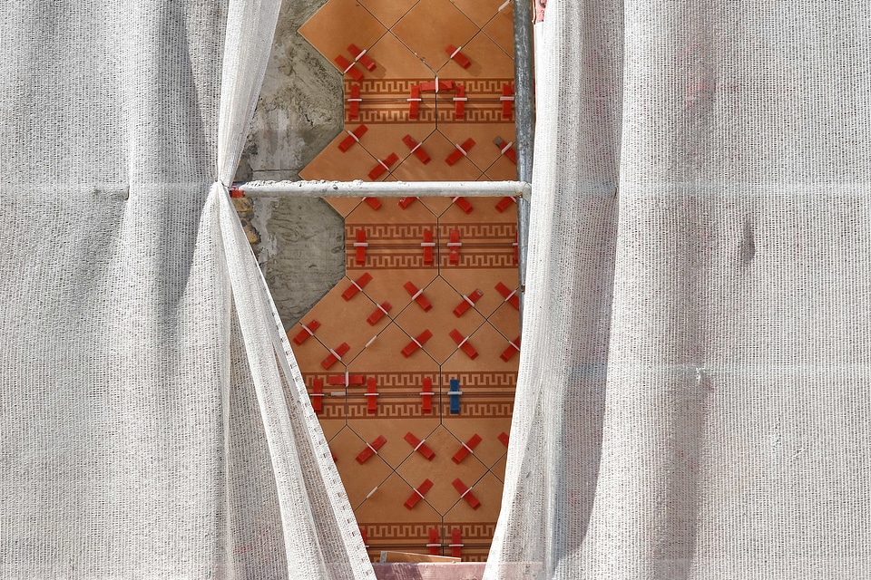 Arabesque construction curtain