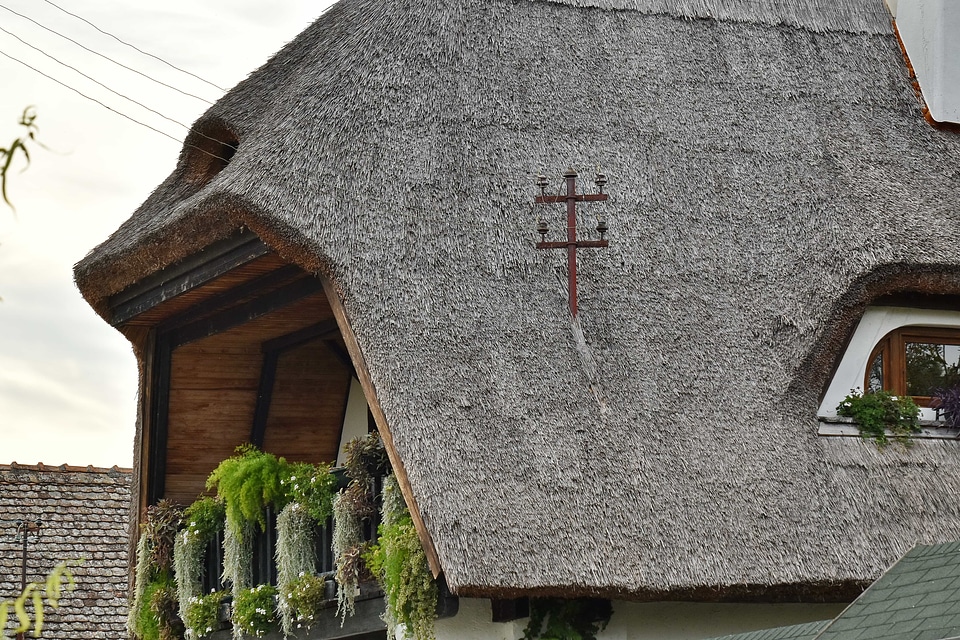 Oriental roof straw