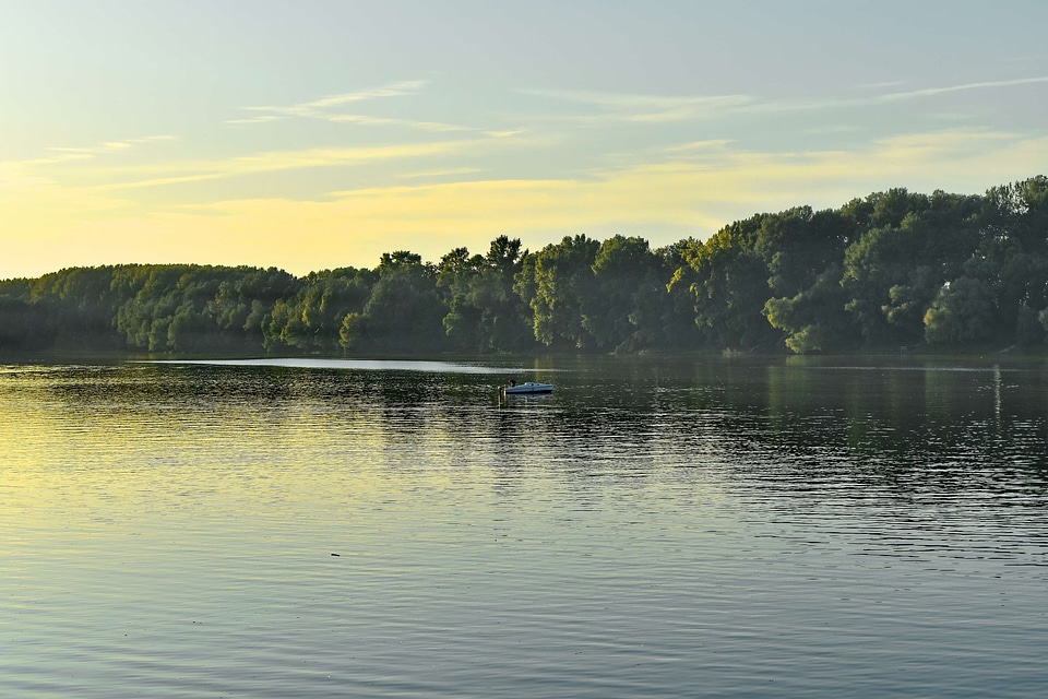 Boat horizon lakeside