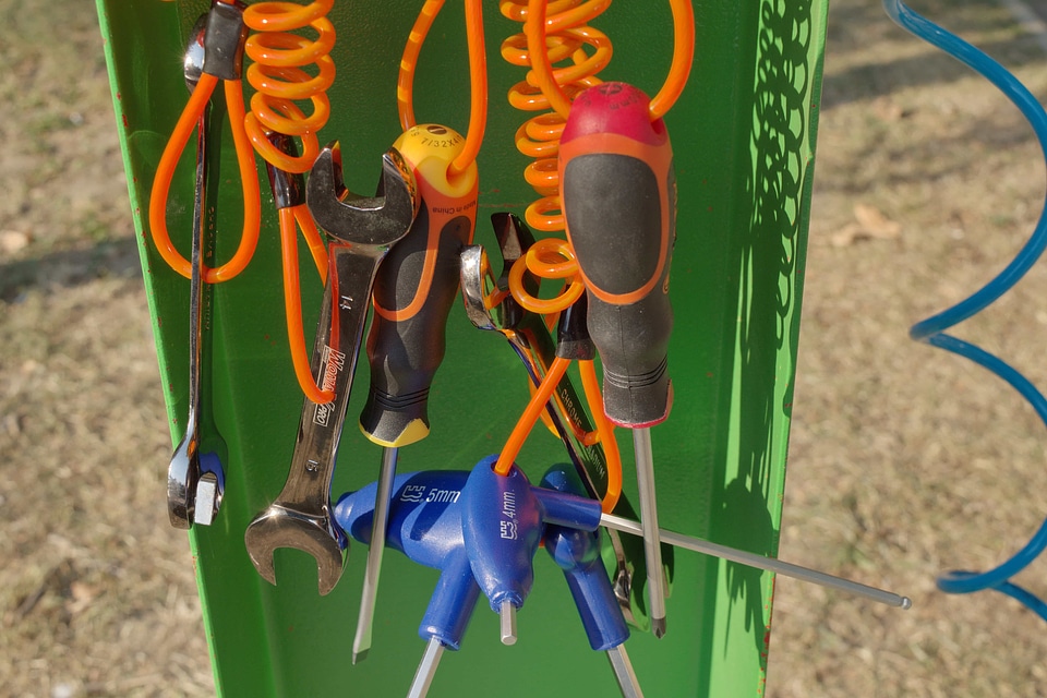 Equipment screwdriver tool