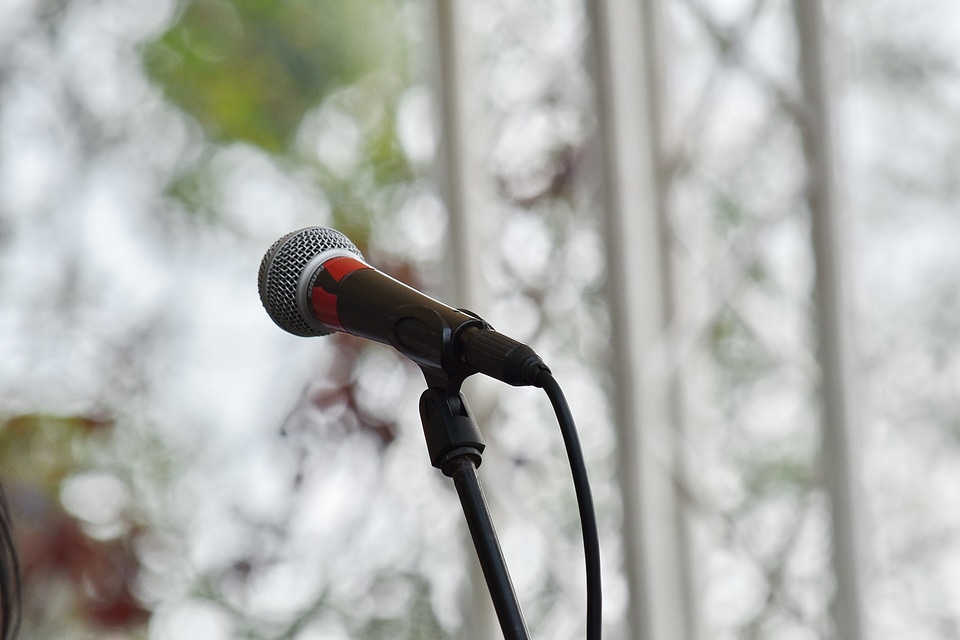 Cable microphone music