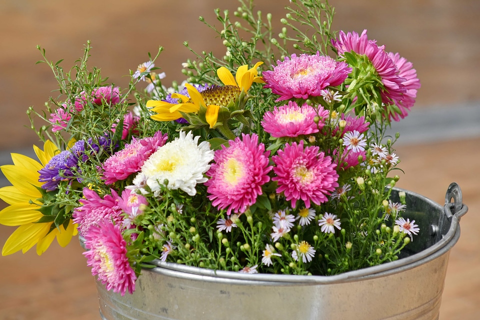 Arrangement bouquet bucket photo