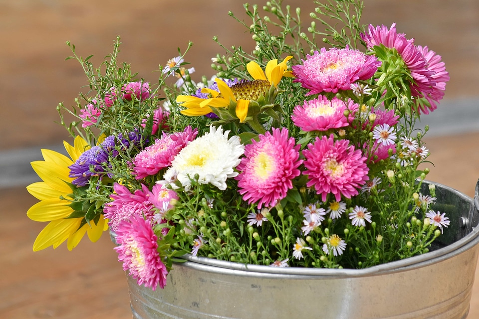 Arrangement bucket decoration photo