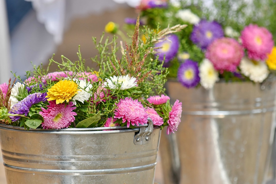 Arrangement bouquet bucket photo