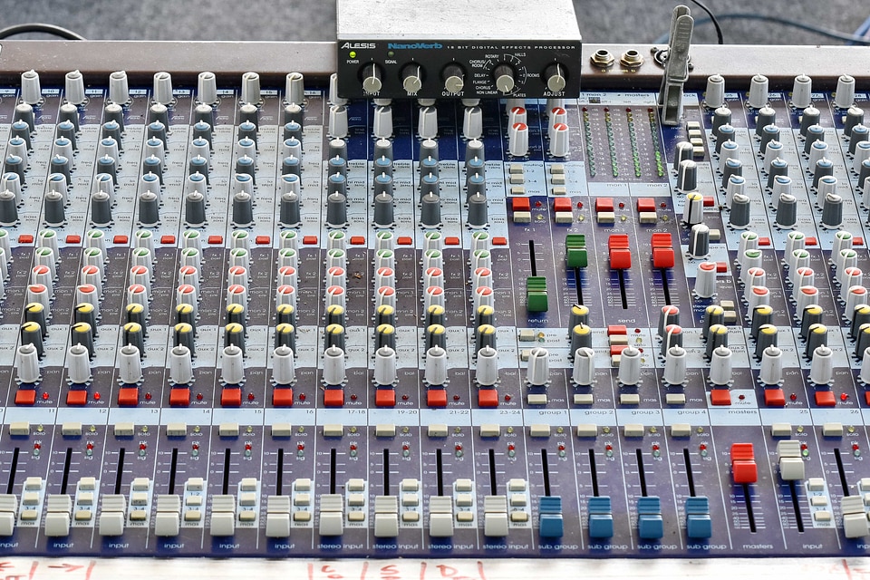 Stereo amplifier switch
