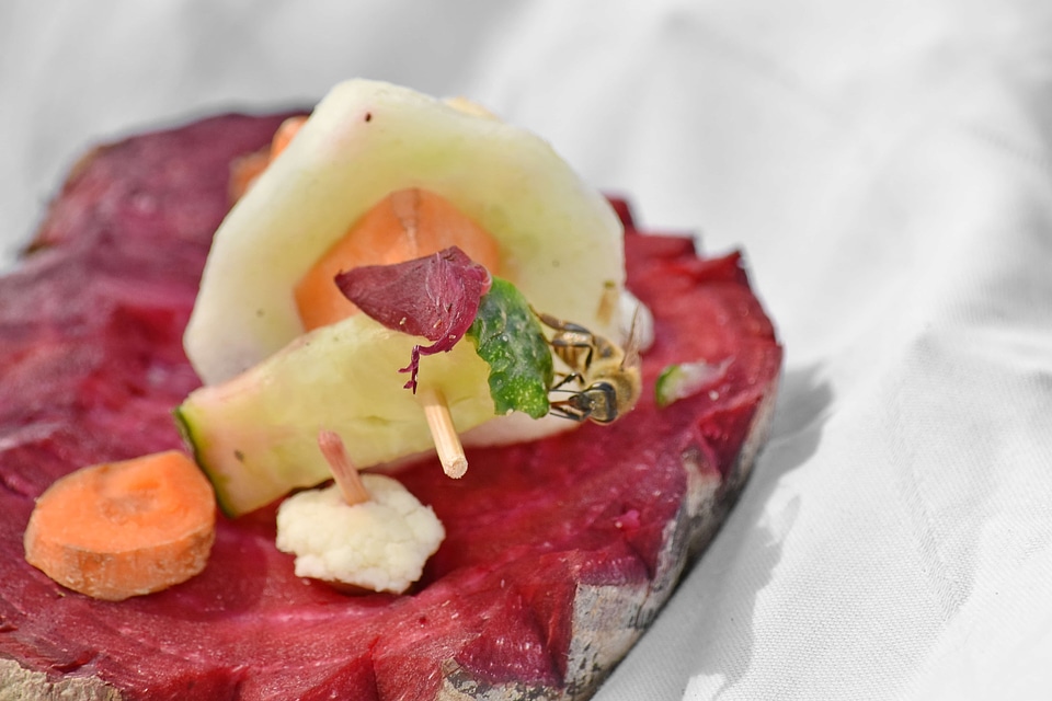 Bee beetroot decoration