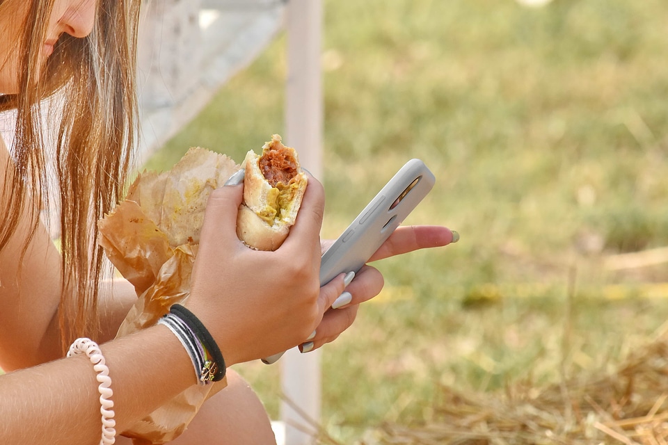Fast Food hands mobile phone