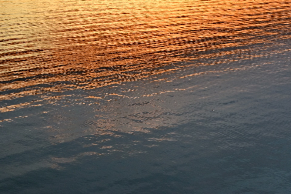 Horizon sunset waves