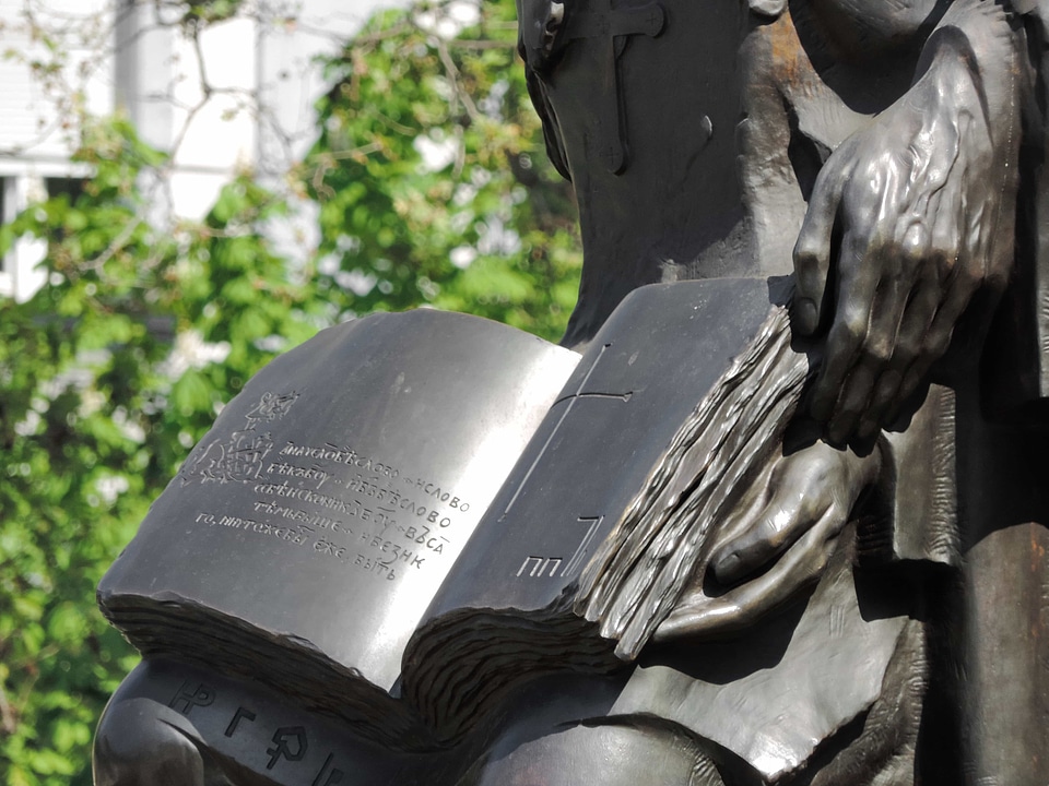 Memorial sculpture statue