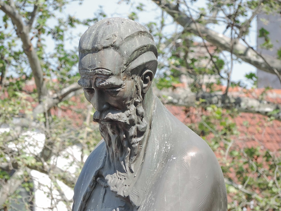 Bronze bust capital city
