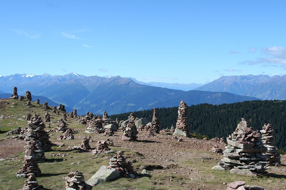 Steinere manderln mountains cairn