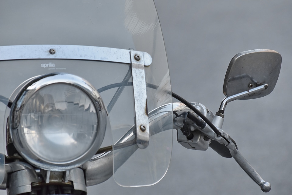 Gearshift headlight moped