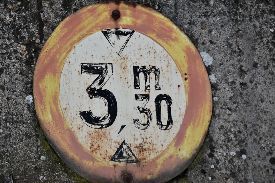 Concrete height sign