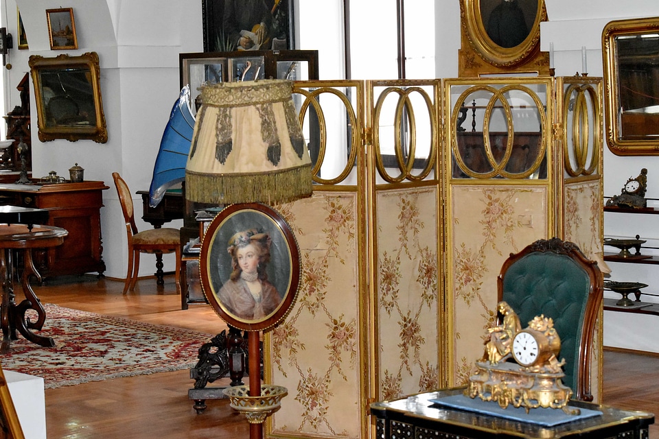 Antiquity room chair