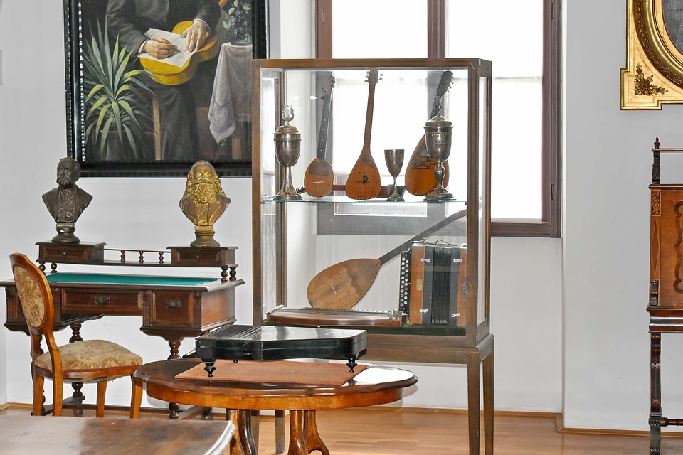 Museum room furniture