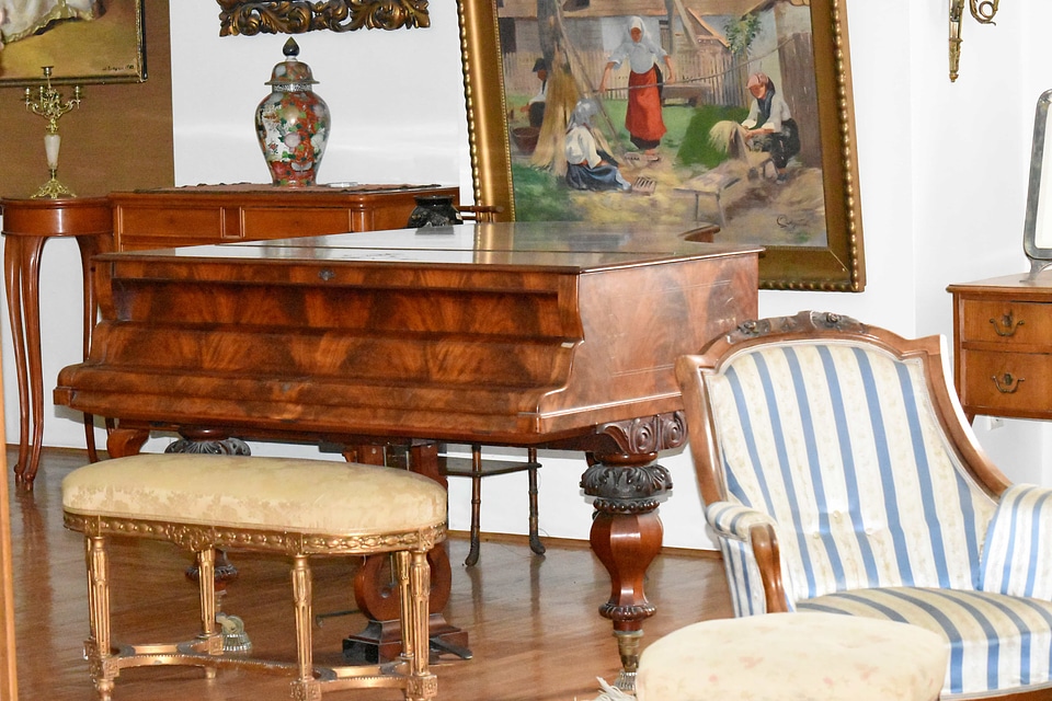 Baroque piano stool