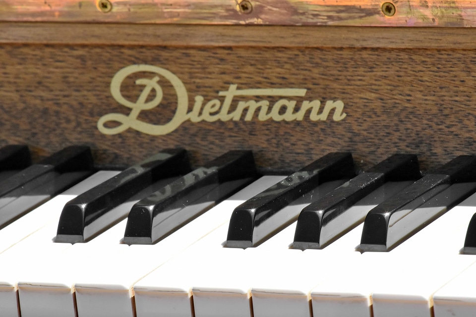 Piano sound synthesizer