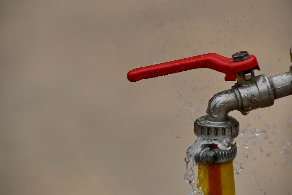 Splash water faucet