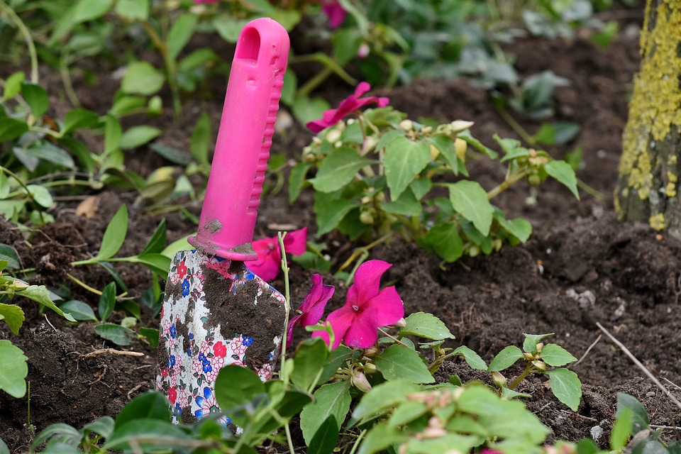 Gardening ground shovel