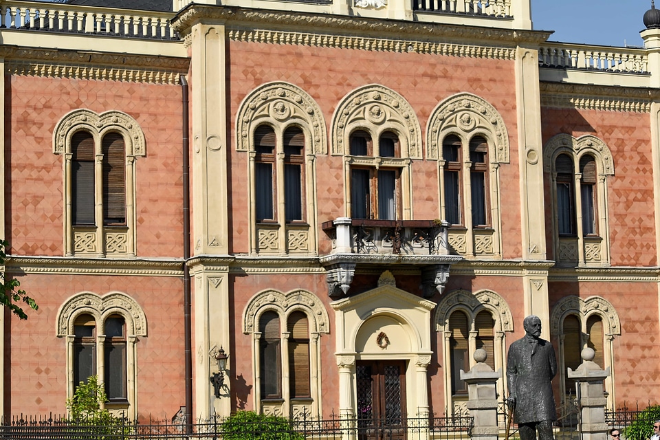 Facade sculpture building
