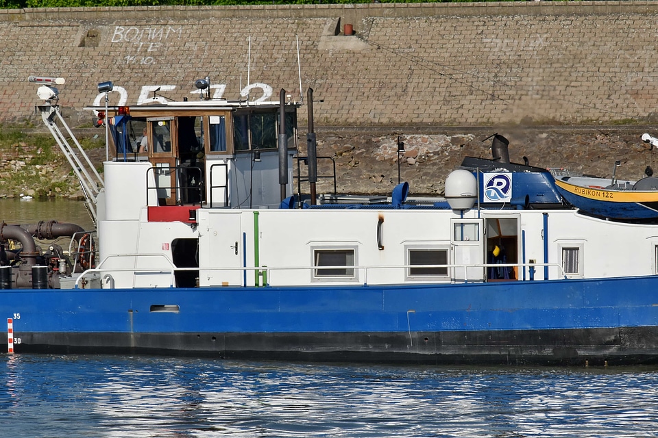 Tugboat conveyance port