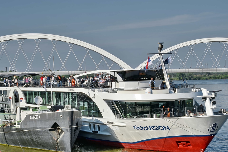 Bridge cruise ship tourism