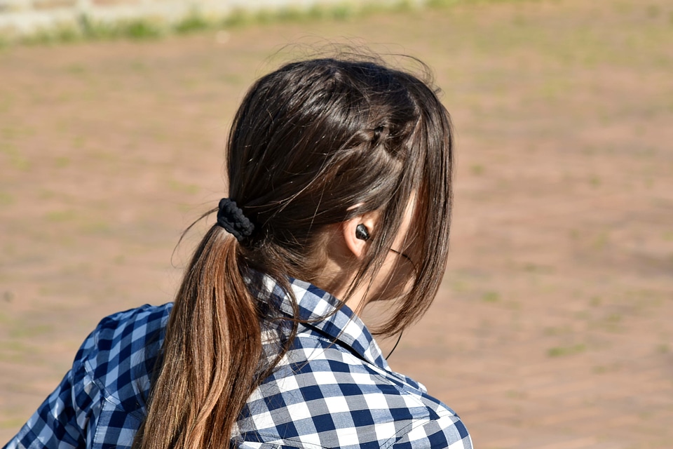Adolescence brunette earphones