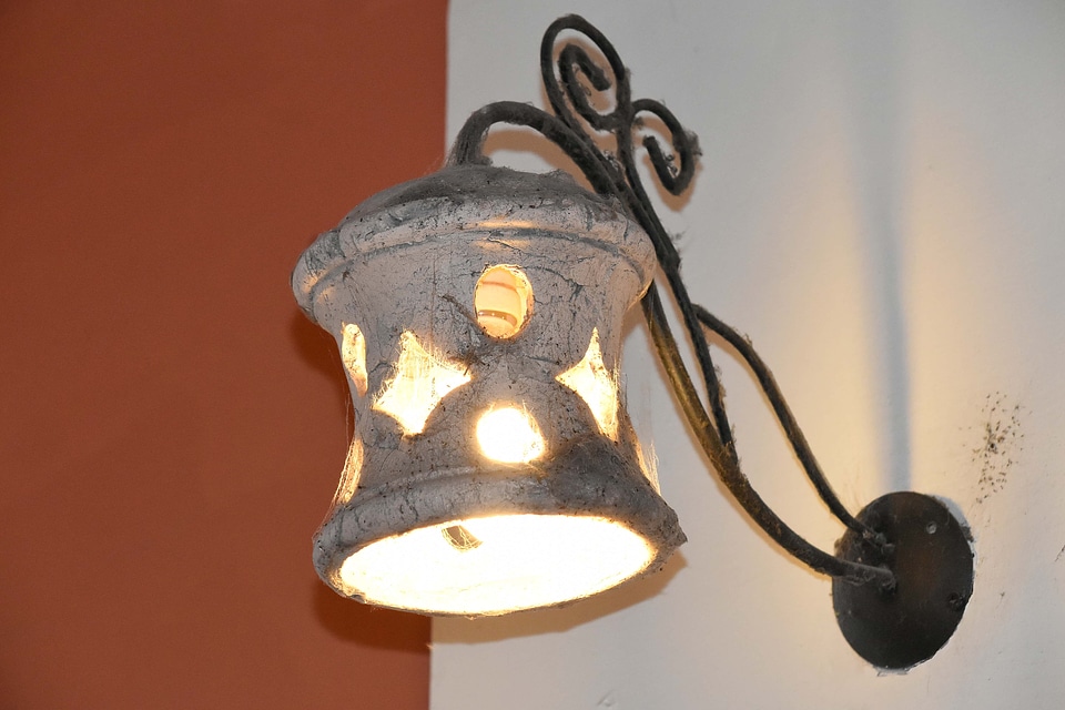 Illumination shadow wall