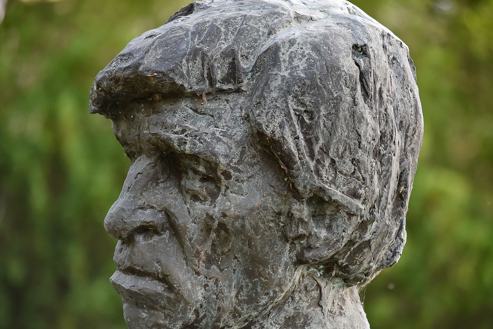 Bronze bust statue