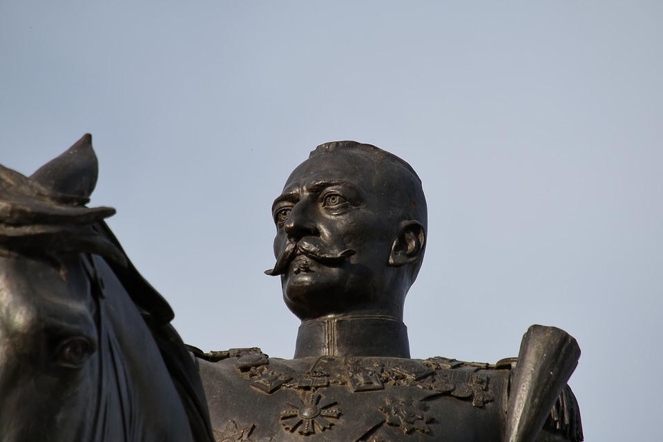 Bronze sculpture statue