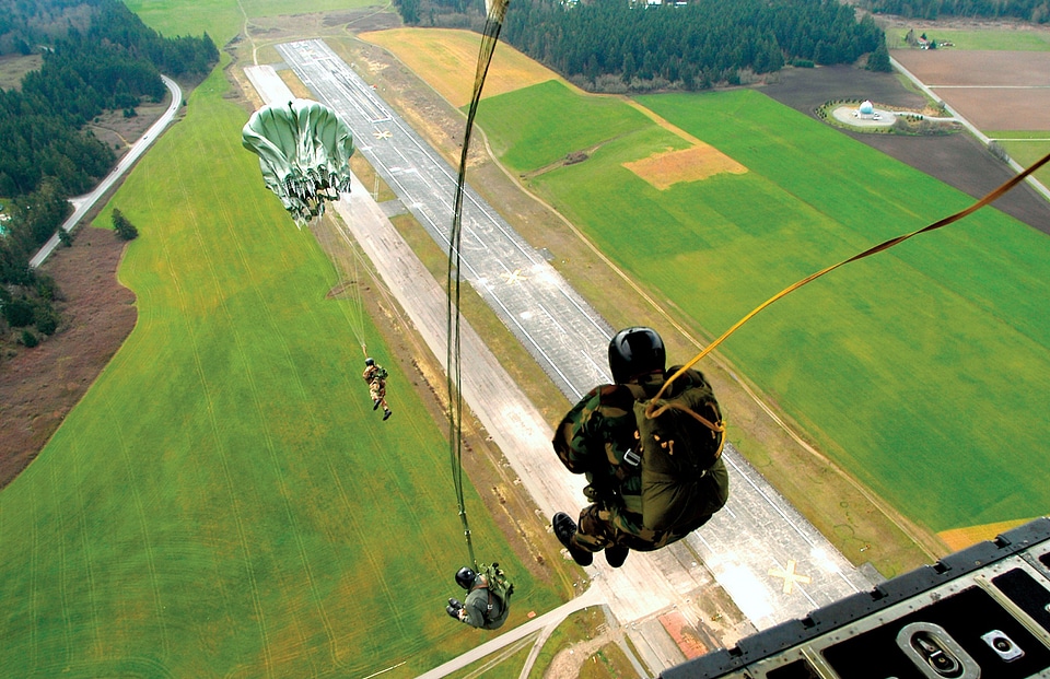 Skydiving military parachutes