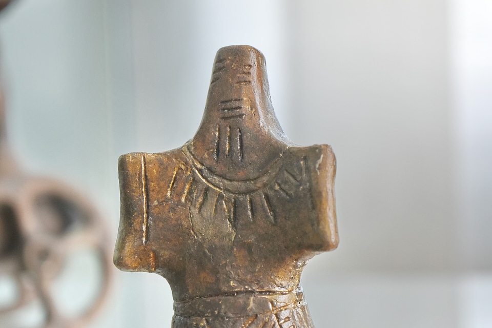 Sculpture ancient statue