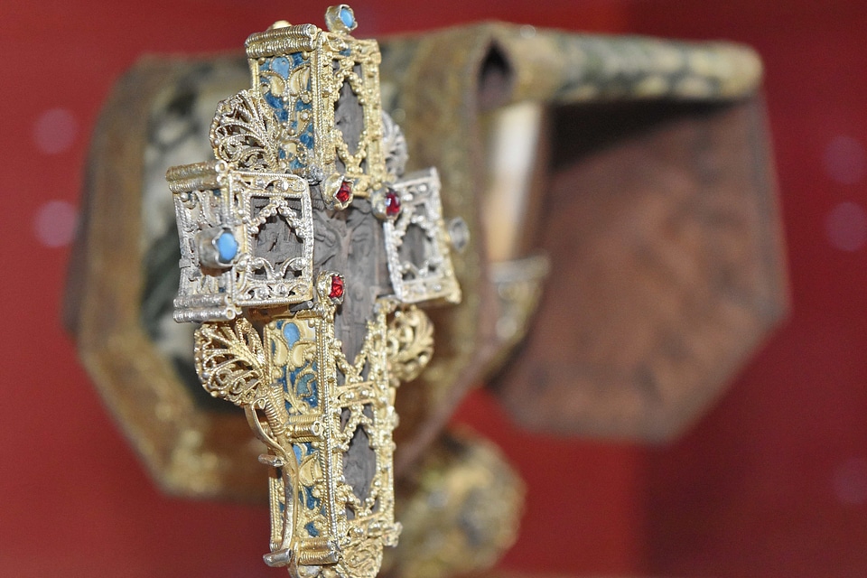 Cross diamond gold