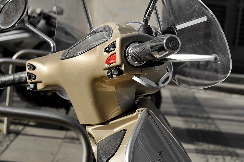 Motorcycle steering wheel windshield