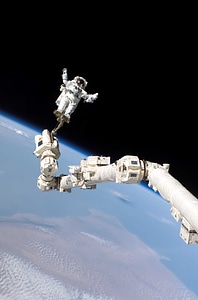 Steve robinson canadarm2 iss photo